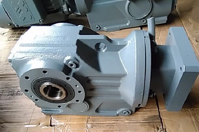 250W伺服電機減速機，帶動2.5T噸伺服電機減速機